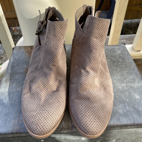 Size 8 Dolce Vita Perforated Suede Tan Ankle Booties - Picture 3 of 4